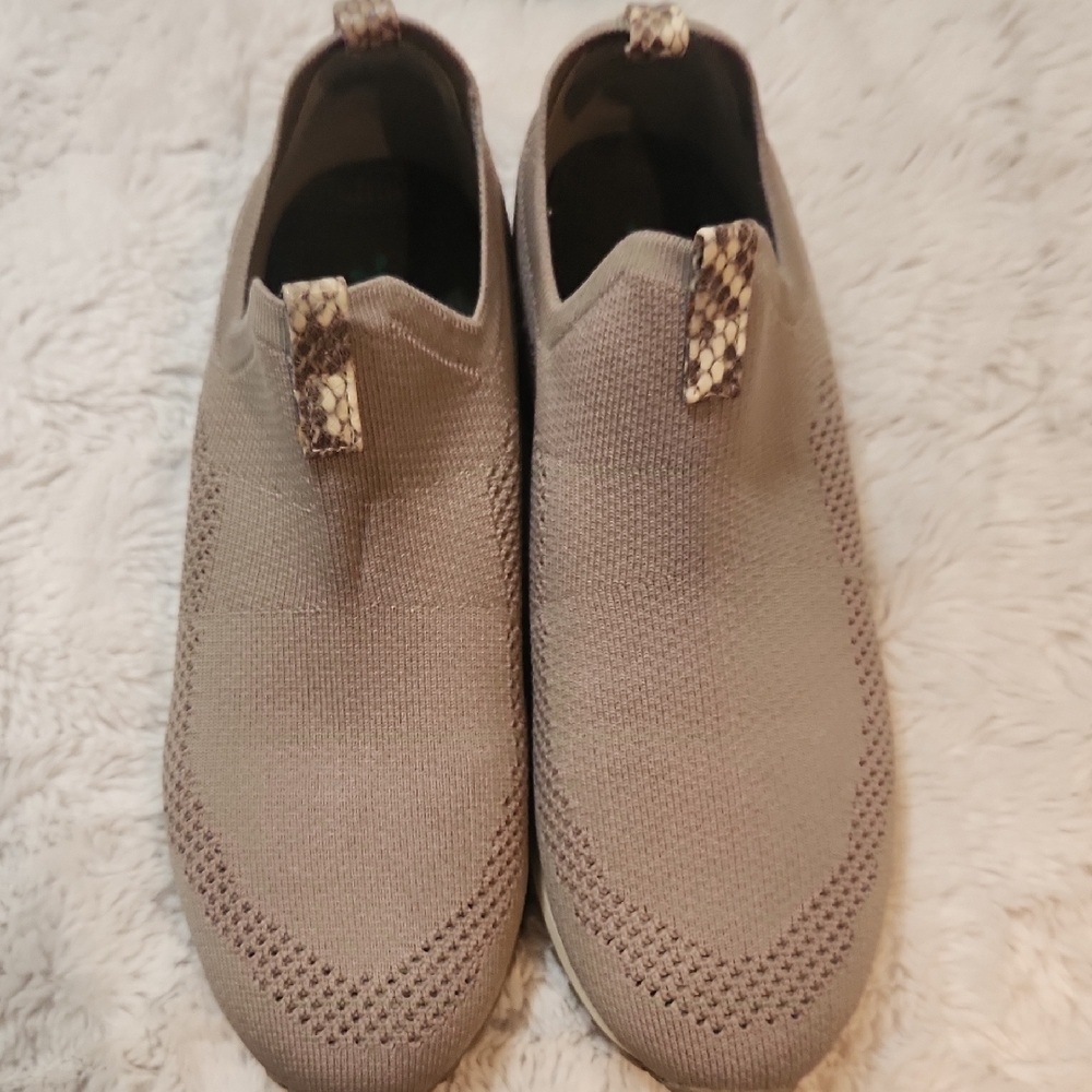 BareTraps Posture+ Womens Slip-On Tan Knit Loafers With Snake-skin Accents.